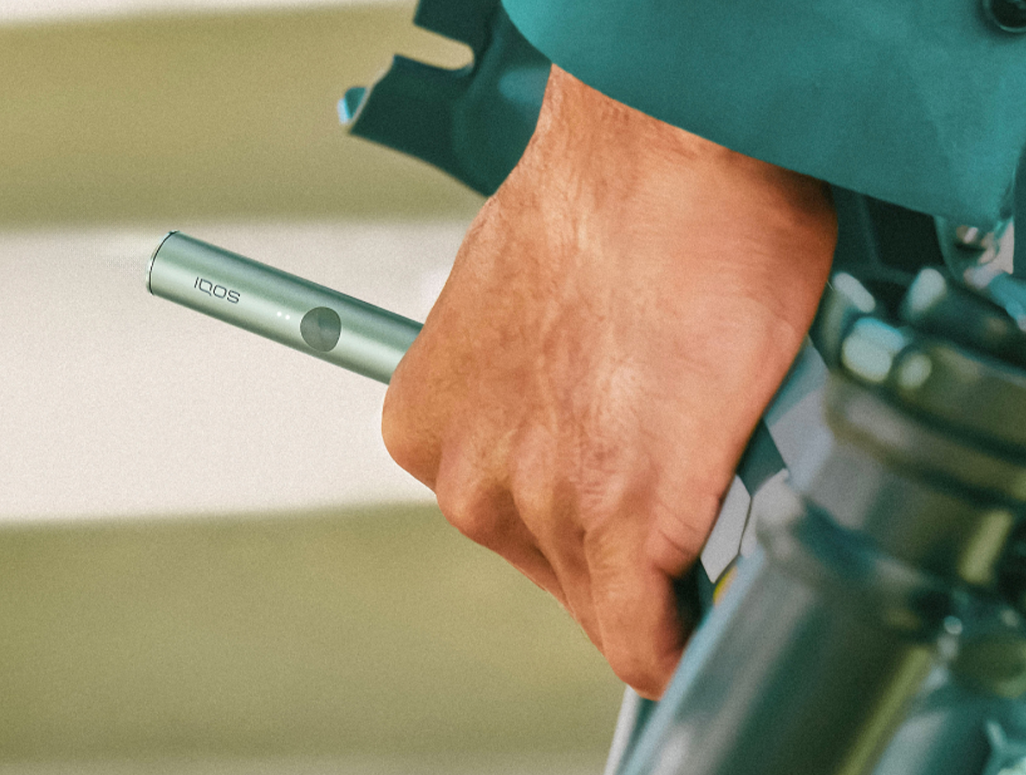 IQOS user holding an ILUMA Prime device.