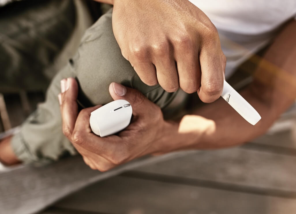 Hands holiding IQOS 3 DUO from above