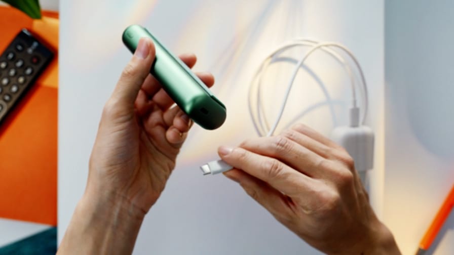 Charging your IQOS ILUMA PRIME
