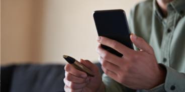 Woman holding her grey IQOS - IQOS charging slowly