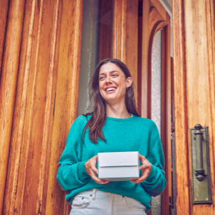 A boy and a girl talk with a gold IQOS DUO in her hand